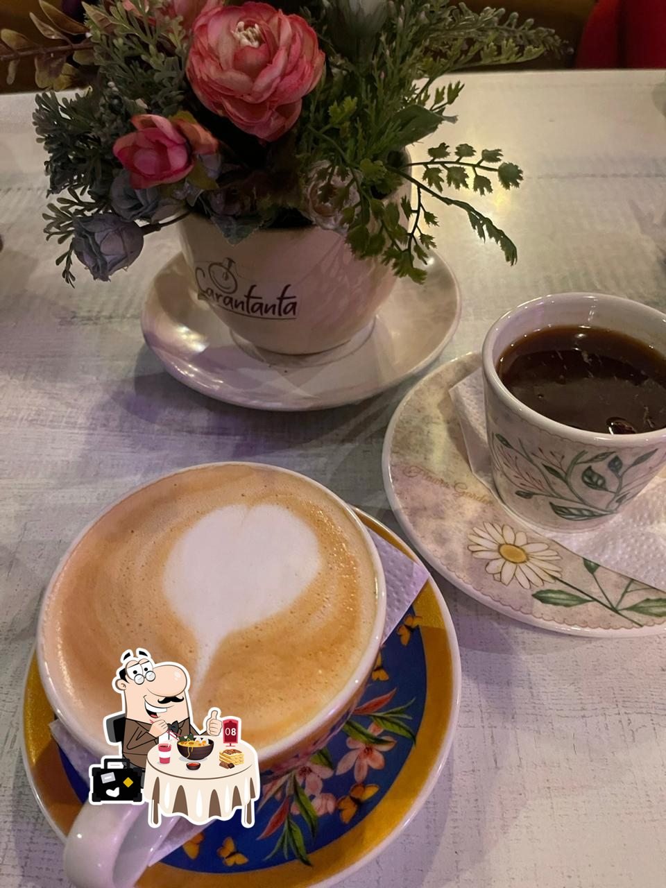 Cappuccino y tinto junto al florero con el logo de Carantanta