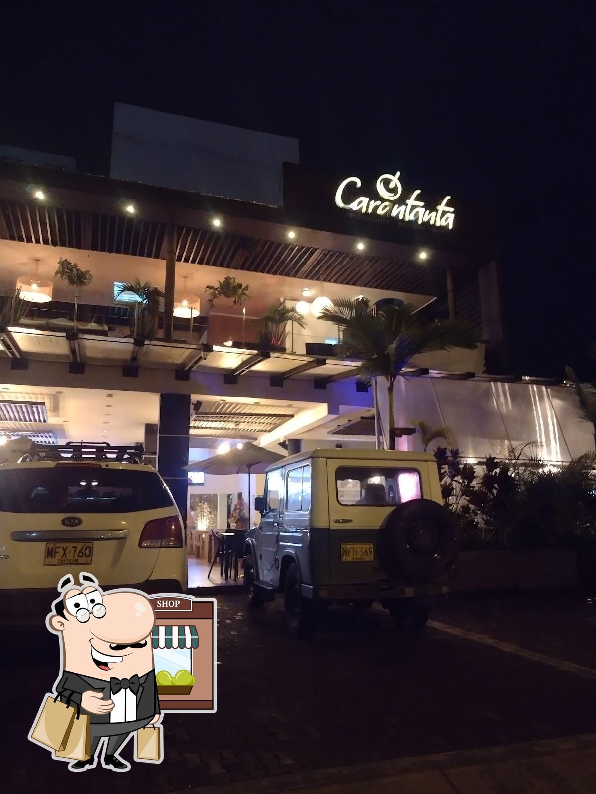 Fachada de Carantanta de noche con letrero luminoso