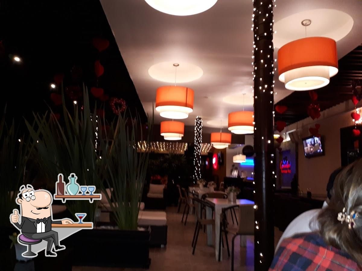 Interior de Carantanta de noche con lámparas naranjas