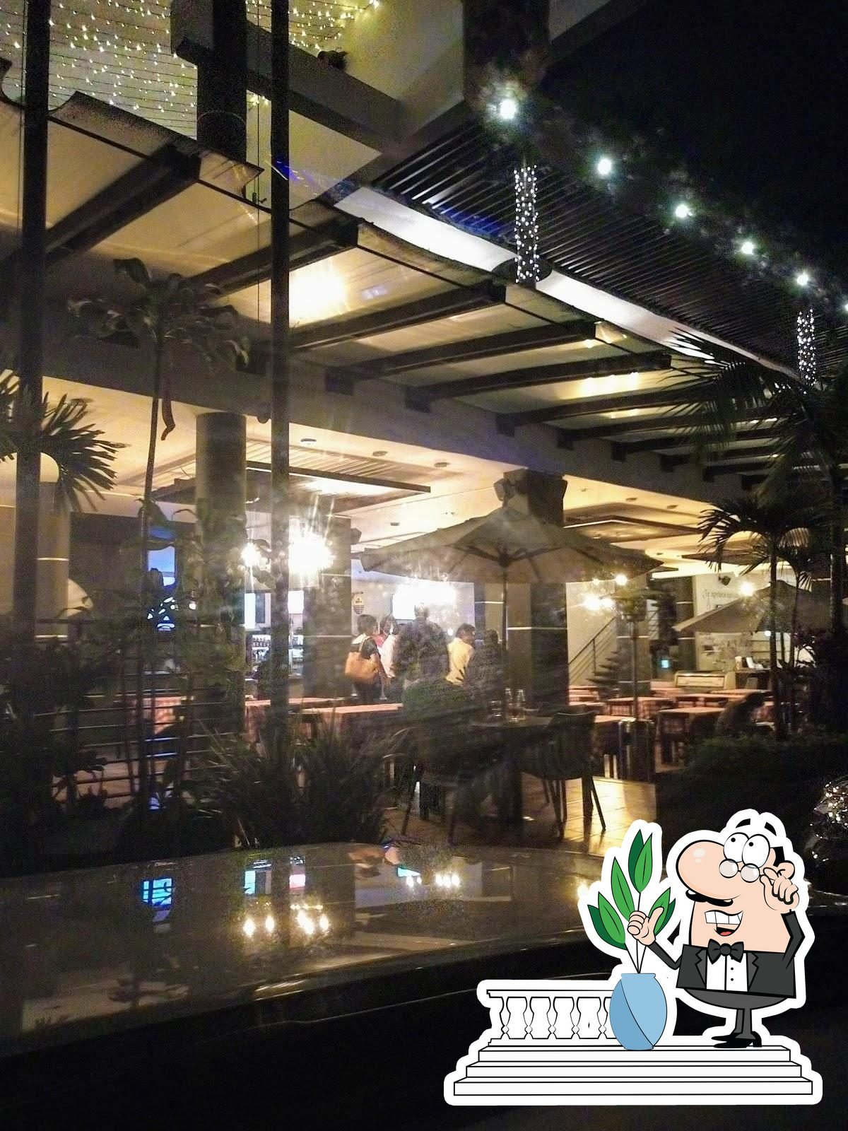 Terraza y salón de Carantanta iluminados en la noche